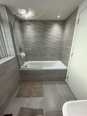 Bathroom - Immaculate 2-bed Apartment in Manchester City Cent (Manchester)