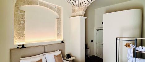 1 habitación, cubrecamas, minibar y caja de seguridad en la habitación