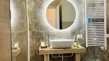 Deluxe-værelse - balkon - havudsigt | Badeværelse | Bruser, hårtørrer, bidet, håndklæder