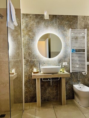 Camera Deluxe, balcone, vista mare | Bagno | Doccia, asciugacapelli, bidet, asciugamani