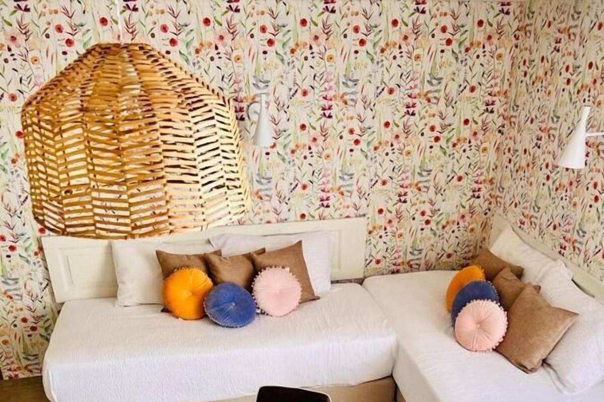 Un salon moderne avec un canapé blanc, des chaises noires et une table ronde.