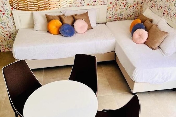 Junior-Suite, Meerblick | Wohnbereich | 50-Zoll-Flachbildfernseher mit Satellitenempfang, iPod-Dockingstation