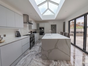 Kjøleskap, oppvaskmaskin, vannkoker og brødrister