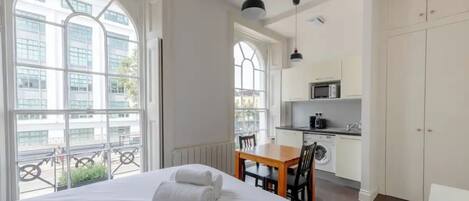 Basic Studio, 1 Double Bed | Iron/ironing board, bed sheets