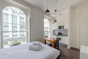 Basic Studio, 1 Double Bed | Iron/ironing board, bed sheets
