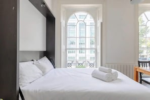 Estúdio básico, 1 cama de casal | Ferros/tábuas de passar roupa, roupa de cama