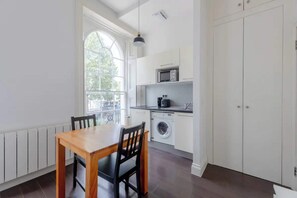 Estúdio básico, 1 cama de casal | Opções para refeição