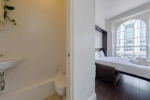 Basic Studio, 1 Double Bed | Bathroom | Shower, hair dryer, towels, soap