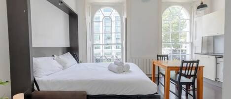 Estúdio básico, 1 cama de casal | Ferros/tábuas de passar roupa, roupa de cama