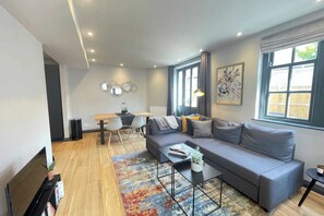 Apartamento básico, 1 cama de casal e sofá-cama | Área de estar | TV