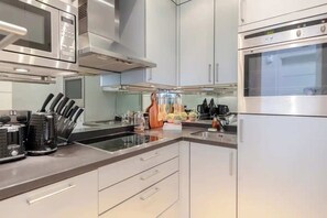 Departamento básico, 1 cama matrimonial | Cocina privada | Refrigerador, microondas, horno y parrilla de estufa
