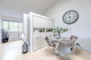 Basic Apartment, 1 Double Bed | Dining - Stylish 1BD Flat 5 Mins to Harrods- Knightsbridge (London)