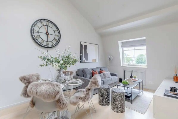 Appartement de base, 1 lit double | Aire de séjour | Téléviseur