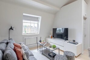 Basic Apartment, 1 Double Bed | Living area | TV - Stylish 1BD Flat 5 Mins to Harrods- Knightsbridge (London)