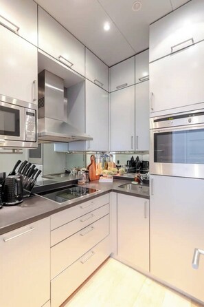 Appartement de base, 1 lit double | Cuisine privée | Réfrigérateur, four à micro-ondes, un four, surface de cuisson