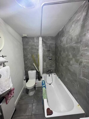 Basic-Apartment, Mehrere Betten | Badezimmer