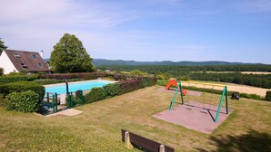 A backyard with a swimming pool, a swing set, and a bench. - Le Tonneau Bleu - Appt avec piscine partagée (Lembach)