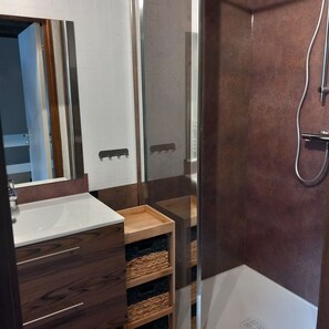 Articles de toilette gratuits, sèche-cheveux, serviettes fournies