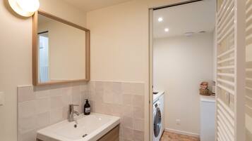 Een haardroger, handdoeken