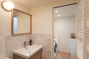 Sèche-cheveux, serviettes fournies