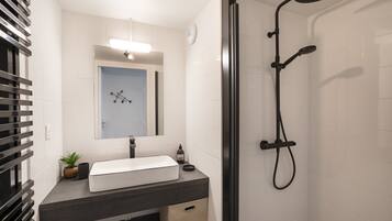 SĂšche-cheveux, serviettes fournies