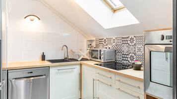 Réfrigérateur, micro-ondes, four, lave-vaisselle