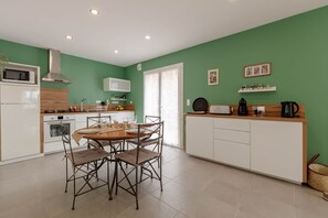 Kühlschrank, Mikrowelle, Ofen, Geschirrspüler