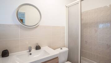 Een haardroger, handdoeken