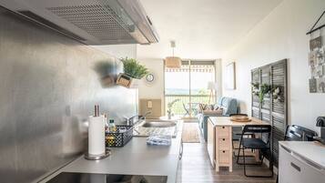 Réfrigérateur, micro-ondes, cafetière/bouilloire, grille-pain