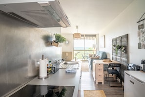 Refrigerador, microondas, cafetera/tetera, tostadora