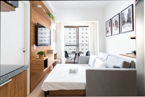 Studio Itaim 901 R | 起居區 | 40-吋智慧型電視、數位頻道、串流服務