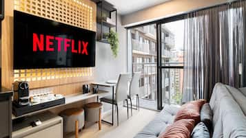 Studio Itaim 1007 R | Área de sala de estar | Smart TV de 40 pulgadas con canales digitales y servicios de streaming