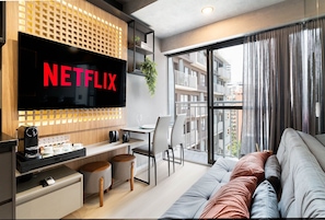 Studio Itaim 1007 R | Coin séjour | TV connectée de 40 pouces avec chaînes numériques, services de streaming