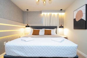7 chambres, bureau, fer et planche à repasser, lit de bébé portatif