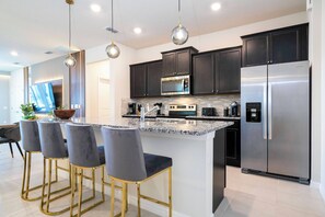 冷蔵庫、電子レンジ、オーブン、コンロ