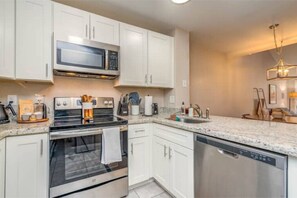 Een koelkast, een microgolfoven, een oven, een kookplaat