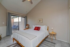 2 sovrum, skrivbord, strykjärn/strykbräda och resesäng