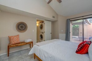 2 slaapkamers, een bureau, een strijkplank/strijkijzer, reisbedje