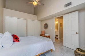 2 slaapkamers, een bureau, een strijkplank/strijkijzer, reisbedje