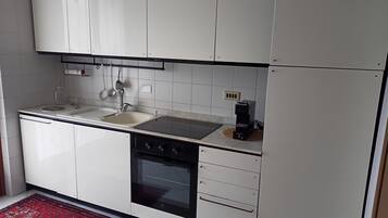 Frigorifero, forno, piano cottura, lavastoviglie