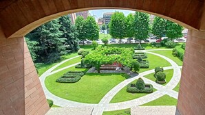 Property grounds - Elegante alloggio di grandi dimensioni (110 mq) in parco privato di 6000 mq (Torino)