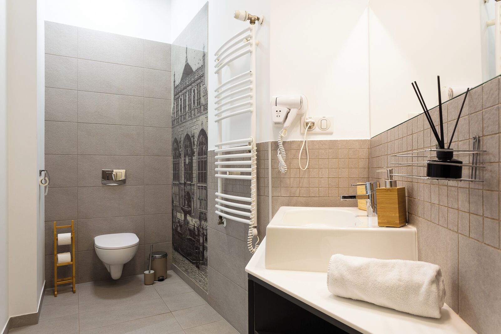 Tweepersoonskamer, privébadkamer | Badkamer | Een douche, milieuvriendelijke toiletartikelen, een haardroger