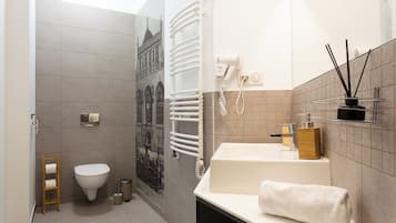 Tweepersoonskamer, privébadkamer | Badkamer | Een douche, milieuvriendelijke toiletartikelen, een haardroger