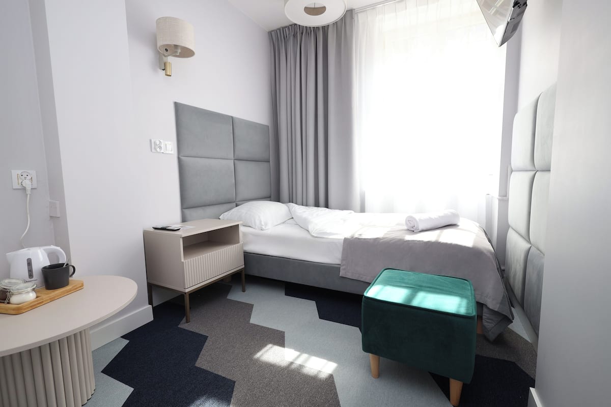 Single Room, Private Bathroom | Individually decorated, individually furnished, blackout curtains