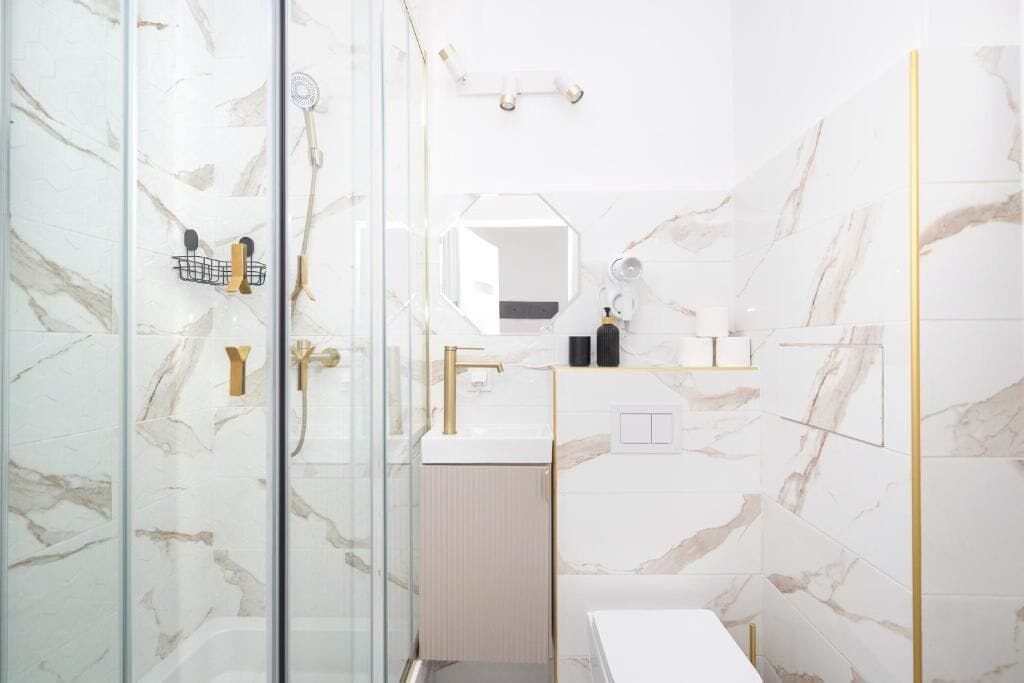 Standard Apartment, 1 Double Bed, Private Bathroom | Bathroom | Shower, eco-friendly toiletries, hair dryer, towels