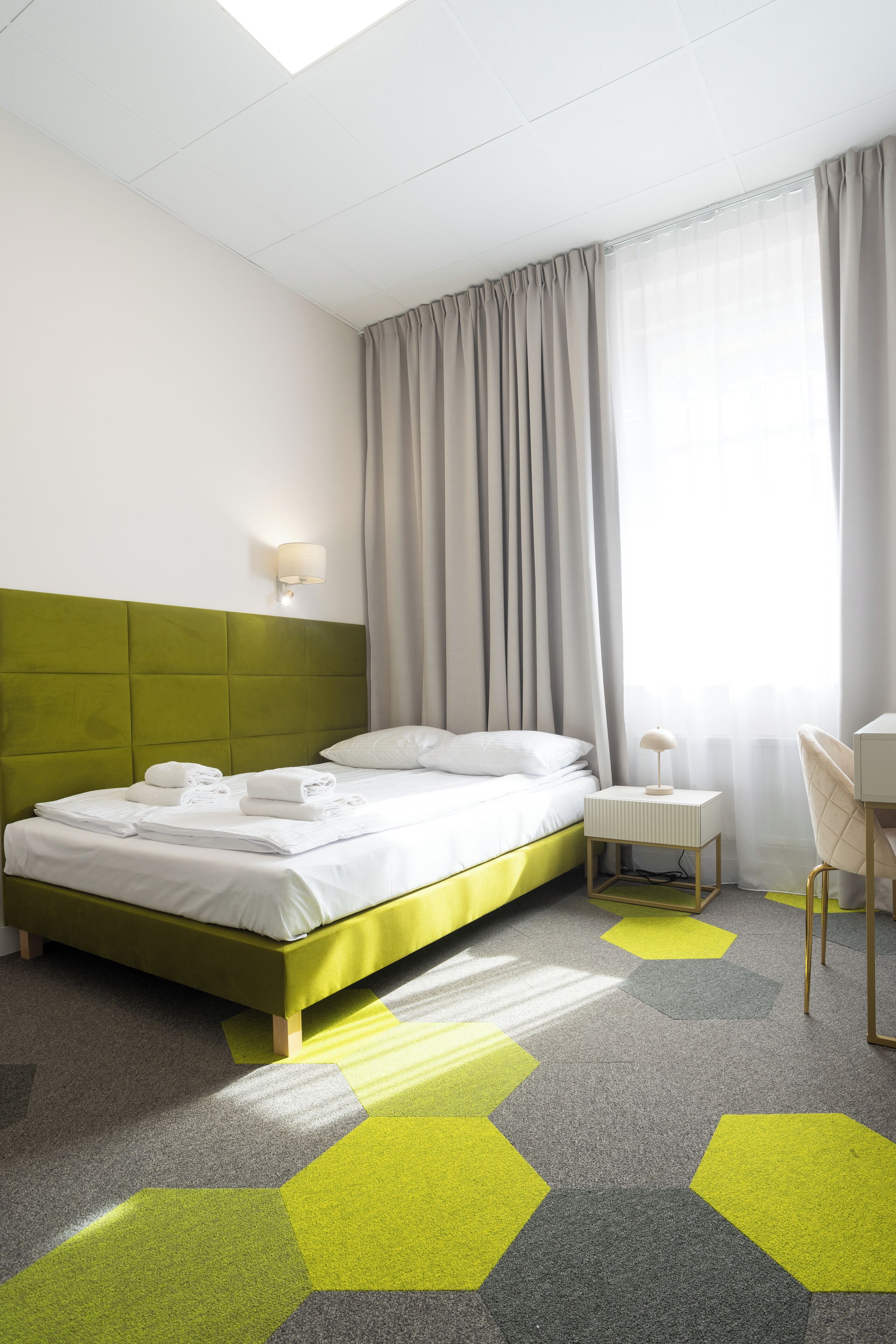 Habitación individual, baño privado | Decoración personalizada, muebles diferentes y cortinas blackout 