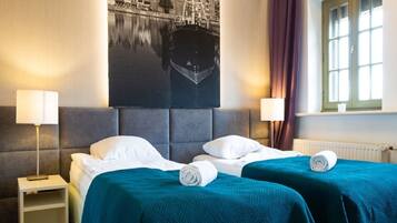 Decoración personalizada, muebles diferentes y cortinas blackout