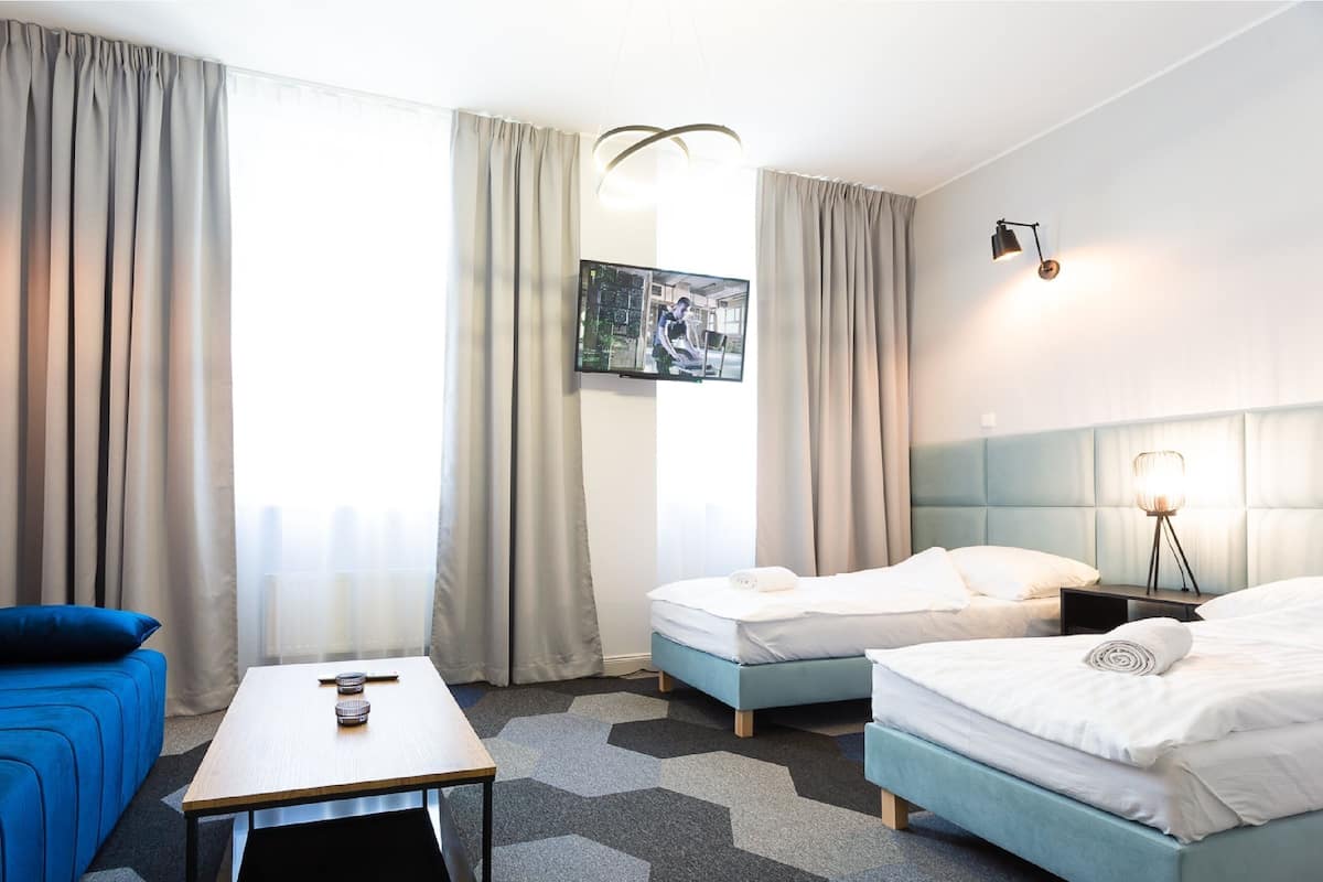 Apartment Twin Bed with Sofa bed, Private Bathroom | 1 개의 침실, 각각 다른 스타일의 인테리어, 각각 다르게 가구 비치, 암막 커튼