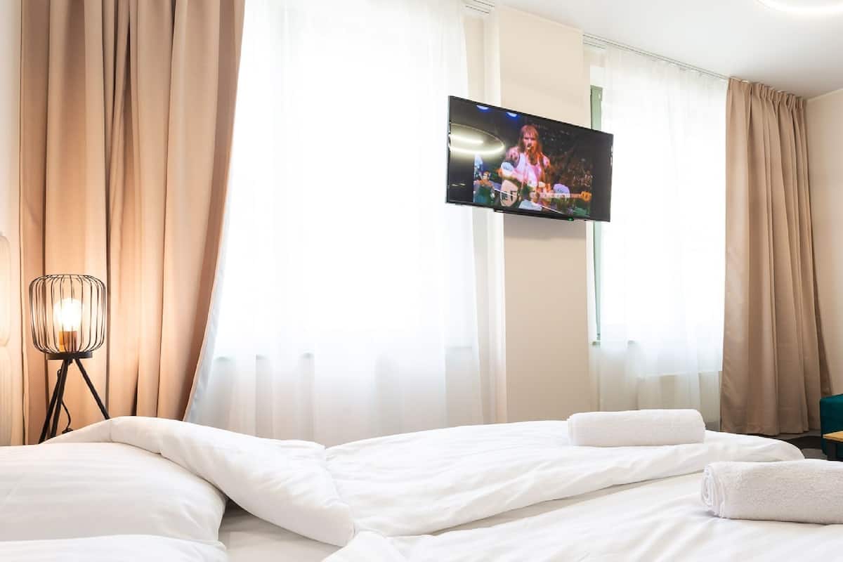 Apartment Double Bed with Sofa bed, Private Bathroom | 암막 커튼, 다리미/다리미판, 무료 WiFi, 각각 다른 스타일의 인테리어