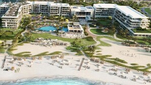 Resort com vários edifícios, piscina central e área de praia com espreguiçadeiras e guarda-sóis.